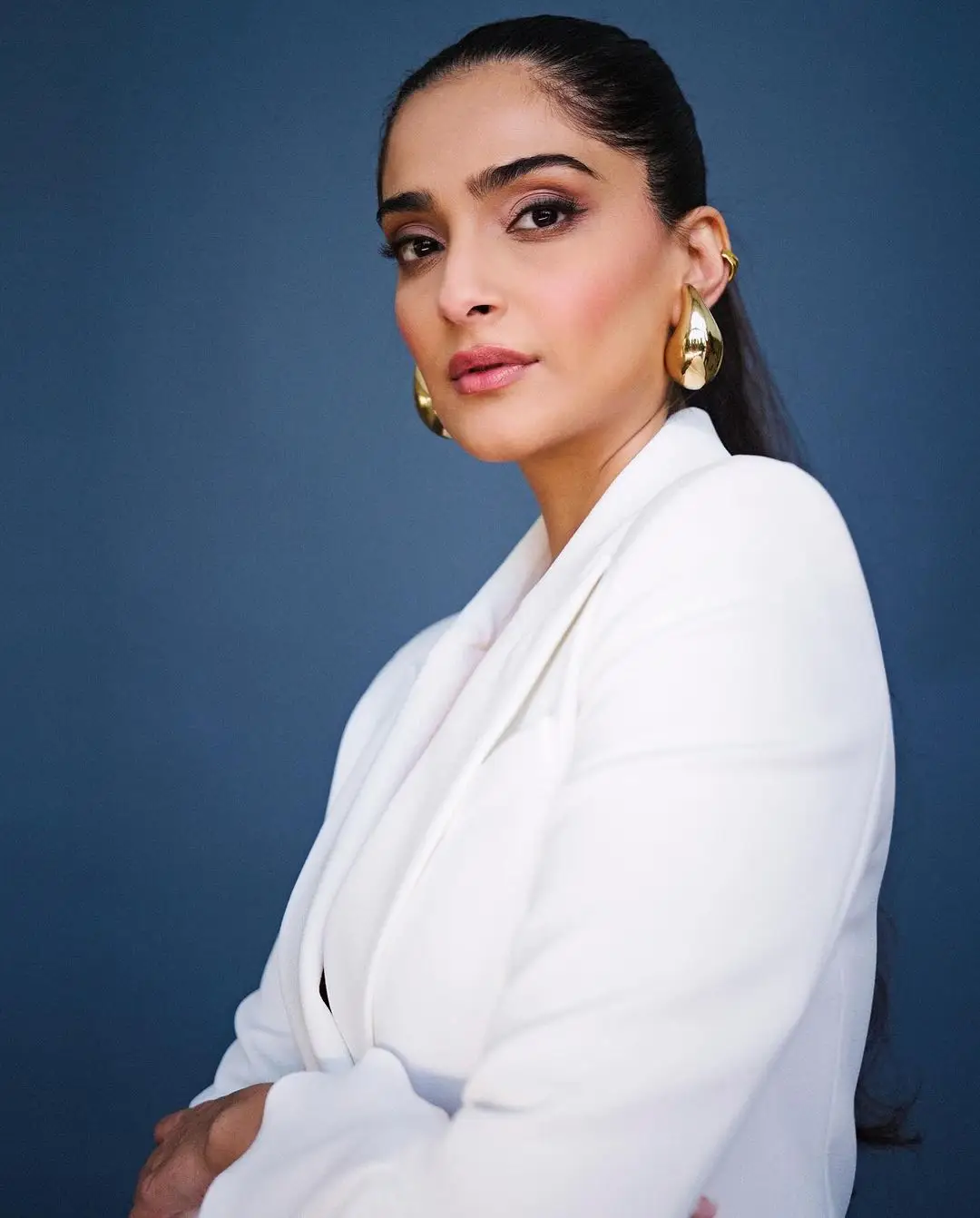 BOLLYWOOD ACTRESS SONAM KAPOOR PHOTOSHOOT IN LONG WHITE TOP PANT 7